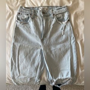 Abercrombie Ultra High Rise 90s Straight Jean in Light Wash Destroy